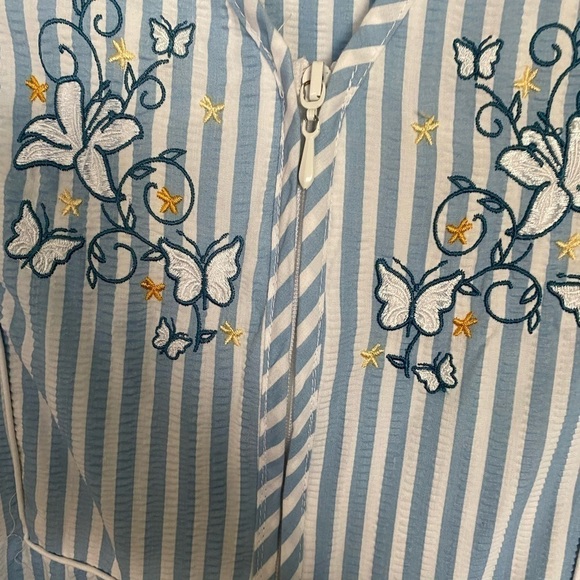 Collections etc medium baby blue and white with embroidered florals house coat - Picture 3 of 8